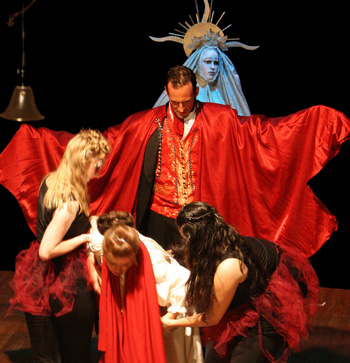 Matthew Acuff as Méphistophélès in Faust